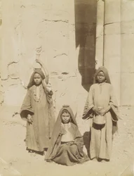 Niñas árabes llevando agua, Egipto