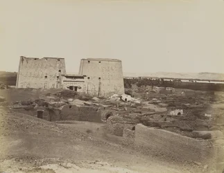 Edfu, vista del pilón y la aldea