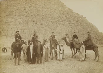 Familia de turistas en Giza, Egipto