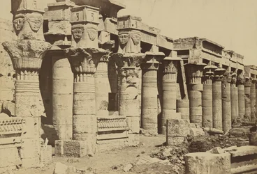 Philae: Columnata con capilla de Nectenebo I