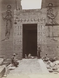 Philae, vista cercana desde el sur de la entrada del Segundo Pilón en el Templo de Isis