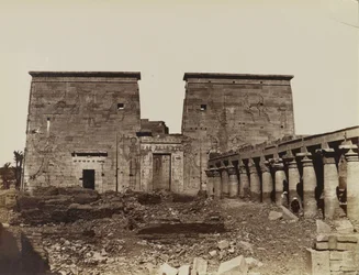 Philae, vista del pilón con columnas