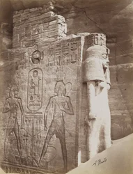 Reina en el templo de Abu Simbel, vista de (detalle) del trono y la reina debajo del coloso sentado de Ramsés II en el lado norte de la entrada al templo sur