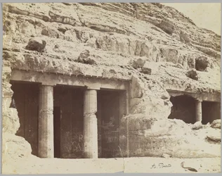 Tumbas en Beni Hasan, vista de la fachada de las tumbas de Khnum-hotep y Beni Hasan