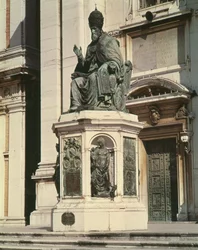 Monumento al Papa Sixto V fuera de la Basílica en Loreto