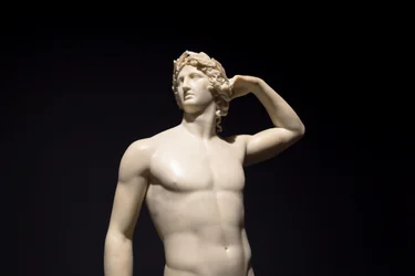 MILÁN, ITALIA - Junio de 2020: la escultura antigua Apolo Coronándose - 1782 - An..., 2019 (foto)