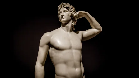 MILÁN, ITALIA - Junio de 2020: la escultura antigua Apolo Coronándose - 1782 - An..., 2019 (foto)