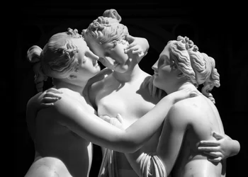 Milán, Italia - junio de 2020: La estatua de Antonio Canova Las Tres Gracias (Le tre Grazie)...., 2019 (foto)