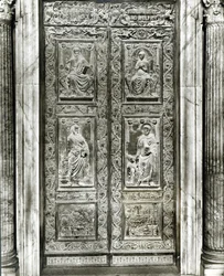 Panel de relieve de puerta decorado con escenas de Cristo, la Virgen, SS. Pedro y Pablo y la vida del Papa Eugenio IV