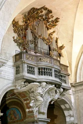 Órgano Testa con escultura de mármol