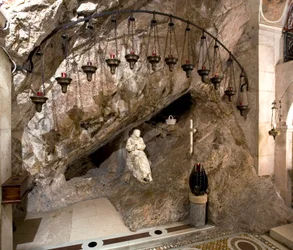 Vista de la cueva de San Benedetto con estatua del santo realizada por Antonio Raggi (o Antonio Lombardo) (1624-1686). Fue en esta cueva donde el santo se retiró. 1657 Monasterio de San Benedetto (Sacro Speco), Subiaco (Roma), Italia