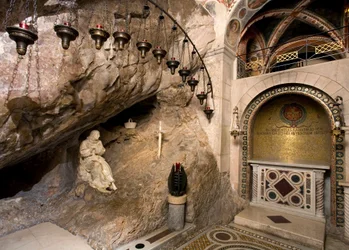Vista de la cueva de San Benito con estatua del santo hecha por Antonio Raggi (Monasterio de San Benito, Subiaco)