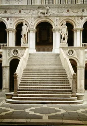 Vista de la Scala dei Giganti, diseñada por Antonio Rizzo con estatuas de Marte y Neptuno por Jacopo Sansovino (1486-1570)