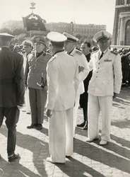 Carlo Delcroix al final de la guerra y la medalla de oro en uniforme blanco de "Cabo de Honor" de MVSN