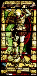 Vidriera con San Miguel Pesando Almas