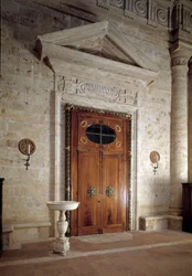 Puerta de madera, vista interior de la iglesia de San Biagio