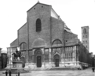 Vista de la fachada de la iglesia