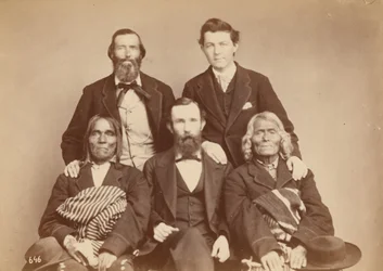 Alexander Gardner, William Henry Jackson, y Antonio Zeno Shindler con los delegados Pueblo Alejandro Padilla, Gobernador de Isleta, y Ambrosio Abeita, Ex-Gobernador de Isleta,1868 (foto)