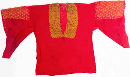 Un vestido bordado de muselina roja