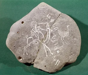 Piedra inscrita con un cazador en el desierto y una inscripción safaitica, siglo I a.C.-III d.C.