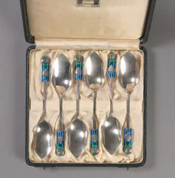 Juego de seis Cucharas en Caja Original, fabricante Liberty and Company, c.1895-1910