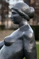 Jardin des Tuileries, Aristide Maillol, Joven acostada, bronce 1921 (detalle), París, Francia