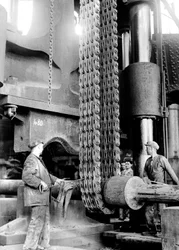 Personas trabajando en la fábrica metalúrgica de Terni en Nera Montorio, Terni, Italia, c.1935
