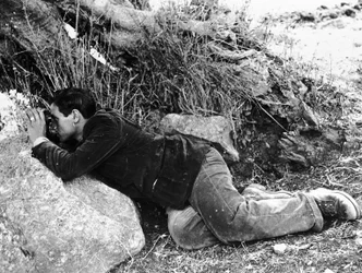 Salvatore Giuliano escondido en la maleza, 1937