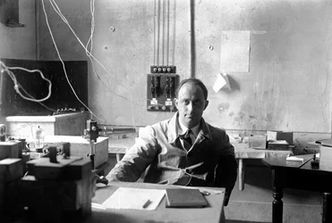 El físico italiano Enrico Fermi (1901-1954 Premio Nobel de Física en 1938) en el laboratorio (foto en blanco y negro)