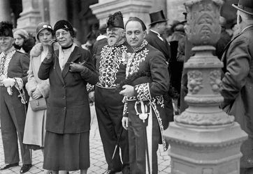 El físico italiano Enrico Fermi (1901-1954, Premio Nobel de Física en 1938) con traje ceremonial en un evento de la Real Academia de Italia