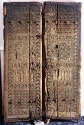 Un par de puertas armenias talladas en nogal, que representan a Cristo con seis apóstoles y santos, 1312