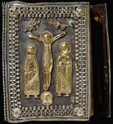 Encuadernación de Plata Dorada, Representando la Crucifixión de Cristo, con la Santa Madre de Dios y Santa María a Ambos Lados