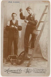 Retrato de instaladores de luz eléctrica,c. 1904 (foto)