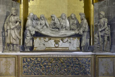 El sepulcro: el sudario de Cristo es sostenido por Nicomede y José de Arimatea que sostiene la cabeza de Jesús, detrás, San Juan apoya a la Virgen María, seguido por tres mujeres, la primera lleva la corona de espinas y la última es María Magdalena - Escul