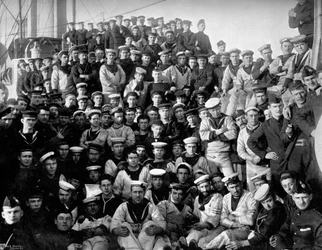 La compañía del crucero de primera clase, HMS Imperieuse, 1896