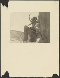 [Mujer vestida de india en el desierto]