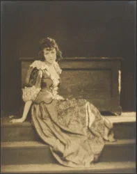 [Mujer vestida de campesina]
