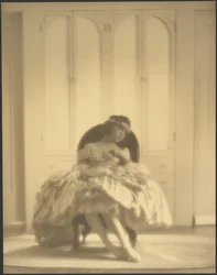 [Mujer con traje antiguo y diadema de flores]