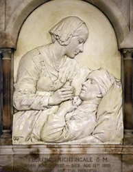 Florence Nightingale consolando a un herido (relieve en estuco)