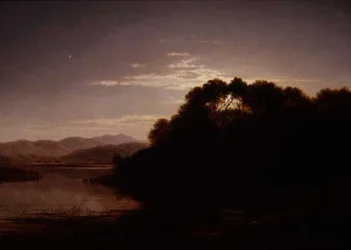 Salida de la luna en la orilla de un lago