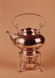 Tetera y quemador de alcohol, hecho por Birmingham Guild of Handicraft, c.1905-10