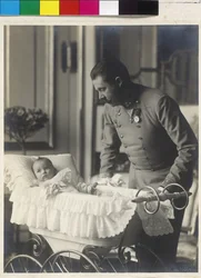 El archiduque Francisco Fernando con su hijo Maximiliano