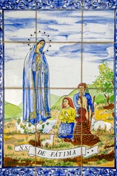 Mosaico de Fátima en la iglesia del monasterio armenio de Nuestra Señora de Bzommar, 2022 (foto)