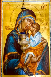 Icono y lámpara en la iglesia del monasterio ortodoxo de Manasija, cerca de Despotovac, Serbia 2022 (foto)