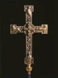 Cruz procesional, en el centro relicario que contiene las reliquias del Sagrado Madero de la Cruz, siglo XIII (técnica mixta)