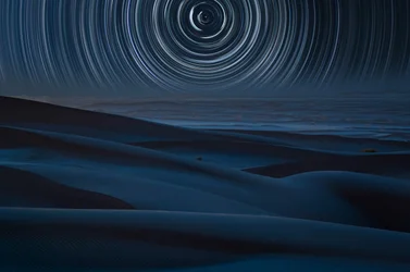 Estelas de estrellas en el desierto