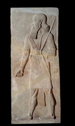 Arte Mesopotamia (Asiria): Guerrero en armas de la corte del palacio del rey de Asiria Sargón II (721 - 705 a.C.). París, Museo del Louvre