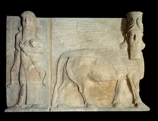Arte mesopotámico (Asiria): patio del palacio del rey de Asiria Sargón II (721-705 a.C.): toro alado androcefálico con héroes dominando a un león. París, Museo del Louvre