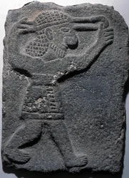 Figura disparando una honda, Tel Halaf
