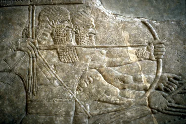 Rey Asurnasirpal II durante una cacería real de leones, 650-620 a.C.